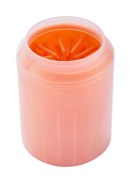 Vaso limpiador de patas Limpo rosa coral sobre fondo blanco