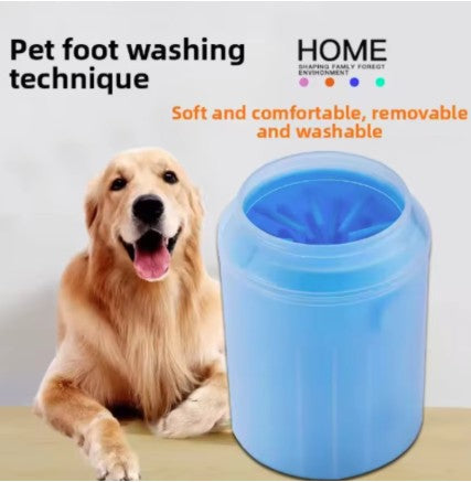 Perro golden retriever tumbado junto al vaso limpiador de patas Limpo azul